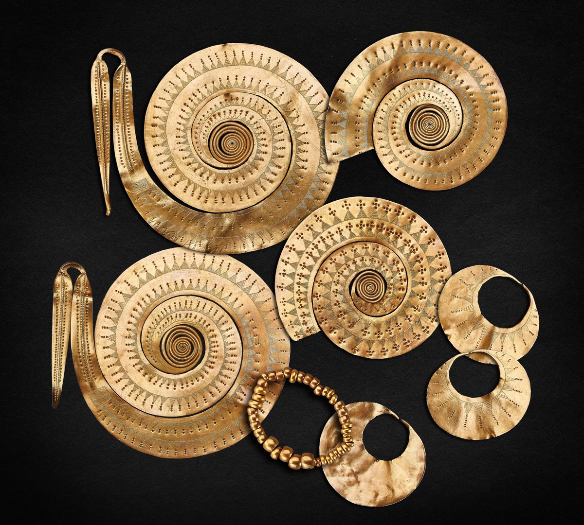 CanMusHistory's tweet photo. A blacksmith’s son found the Sarasău Hoard in 1847, after a rainstorm exposed the gold in the ground. 

Hoards buried over 3,000 years ago were supposed to stay buried, but have often been accidentally uncovered by farmers in SE Europe. 

(1/2) #FirstRoyals https://t.co/07RcGkBjNZ