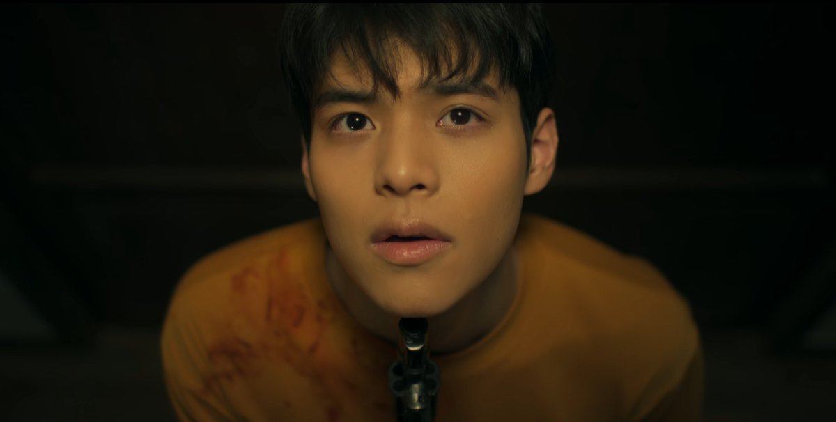 marztinz's tweet photo. มารีวิว #อังคารคลุมโปงเอ็กซ์ตรีม #TerrorTuesdayExtreme ตอนครอบครัววิปลาส ที่ #poon_mit12 แสดง 

************ Spoiler Alert **************
โปรดกดข้ามถ้าไม่อยากเจอสปอย

เรื่องนี้ปูนพลิกบทบาทจากเล่นบทใสๆ มาเป็นบทเด็กโรคจิตแบบจริงจังเปิดตอนมา ตัวละครชวินทร์ที่ปูนเล่นเหมือนเด็กมีปัญหาคนนึงในครอบครัวที่บิดเบี้ยว เจ้าตัวก็เป็นคนสร้างเรื่องจนทำให้ครอบครัวต้องย้ายมาอยู่บ้านผีสิ่งนี่ รับบทเป็นคนปล่อยผี เจอผีหลอก ตามหาความจริงว่าตกลงบ้านนี้มีผีสิงจริงมั้ย จนมาเฉลยท้ายสุดว่า ไอ้บ้านผีสิงคนตายทั้งครอบครัวเพราะโดนวางยา ก็คือฝีมือเด็กเวรคนนี้นี่แหละ ปูนหลอกคนดูให้คิดว่าตัวเองเป็น���หยื่อจากผีและครอบครัวที่ไม่ใส่ใจ ทอดทิ้งนาง ตอนแรกคือเอาใจช่วยลูกมากๆ ค่ะ ลูกชั้นจะหนีผีได้ยังไง พอดูจบ อ้าว อห โดนลูกหลอกนี่นา

ก็คือไอ้ความน้อยเนื้อต่ำใจของวินนี่แหละที่เป็นจุดเริ่มต้นของความจิตนี้ที่มันอยากเก็บทุกคนในบ้านไว้ เพราะไม่อยากให้ตัวเองเหงาและถูกทอดทิ้ง ทั้งจากพ่อที่ไม่ใช่พ่อแท้ๆ แม่ที่ถูกกดตลอดเวลา พี่สาวที่อยากจะหนีไปเรียนต่อเมืองนอ��� ทิ้งให้วินต้องอยู่กับชีวิตที่โดดเดี่ยวเหมือนไม่มีใคร ทั้งๆ ที่จริงๆ แล้วสิ่งที่วินต้องการ คือความรัก ความเอาใจใส่ของครอบครัว การอยู่กันเป็นครอบครัว แต่ครอบครัวดันให้ไม่ได้วินไม่ได้

สังเกตได้จากรูปครอบครัวตอนเปิดเรื่อง คือภาพเป็น posture เดียวกันกับตอนจบที่วินลากศพทุกคนเข้ามาในห้องแล้วจัดแจง พร้อมยืนประจำที่รอถ่ายรูป ตอนจบ

และจากเนื้อเรื่อง ถ้าดูจนจบจะรู้ว่าคนที่วางยาพิษคนทั้งครอบครัวคือวิน เพราะฉากใกล้จบที่กลับมาบนโต๊ะอาหาร ทุกคนฟองฟอดปากแบบคนโดนยาพิษ มีแค่วินที่เลือดทะลักจากปากเพราะยิงตัวตาย ซึ่งเราก็ได้เข้าใจแล้วว่า ไอ้วินมันเป็นเด็กฉลาดที่วางแผนให้พ่อไม่แท้มันโดนคดีเรื่องรับส่วย แล้วยังวางแผนเก็บทุกคนไว้อีกด้วยการฆ่าให้หมด แล้วฆ่าตัวตายตามเพื่อจะได้อยู่ด้วยกันแบบครอบครัว และที่ตอนจบซีรีย์ฉายย้อนกลับไปตอนวินมันมาแกะยันอีกรอบ และในห้องเป็นผีพ่อแม่ เราคิดว่ามันคือการตายซ้ำแล้วซ้ำเล่าเพราะการฆ่าตัวตายของวิน เราเคยได้ยินมาว่าคนที่ฆ่าตัวตายจะต้องตายแบบเดิมซ้ำๆ ไปเป็นร้อยชาติ และระหว่างที่วินมันต้องวนเวียนฆ่าตัวเองตาย มันก็คงหาเหตุผลให้ตัวเองว่า��ำไมมันคนในครอบครัวมันสมควรตาย แถมวินยังพยายามสร้างภาพหลอกตัวเองว่า คนในครอบครัวฆ่ากันเองเพราะโดนผีเข้า ถ้าดูจาก sequence คือพ่อฆ่าผีแม่ ผีพ่อฆ่าพี่สาว พี่สาวเป็นผี มาฆ่าพ่อ แล้ววินยิงผีที่เป็นพี่สาว มันเหมือนวินต้องการหลอกตัวเองว่าทุกคนโดนผีเข้าแล้วฆ่ากันเอง มันแค่ฆ่าผี มันไม่ได้ผิดอะไร ทั้งๆ ที่มันแหละคือคนฆ่าทุกคน

สรุป ปูนเล่นให้ดูน่าสงสารตอนแรก ดูกลัว��ีชิบหาย สุดท้ายแกมันคือเด็กเวรที่ทำให้เกิดทุกอย่างแล้วเป็นผีเวียนว่ายไม่ได้ผุดไม่ได้เกิด เอายันต์ไปขังเขาไว้เพื่อจะได้อยู่กับตัวเองตลอดไป -*-

ลูกพลิกบทบาทจริง หลอกในหลอก หลอกในเวลาไม่ถึงชั่วโมง ลบภาพปูนมิตรที่สดใส มีแต่ภาพปูนมิตรโรคจิต เด็กเวรในหัวละตอนนี้ จบการรีวิว 😅

#NetflixTH