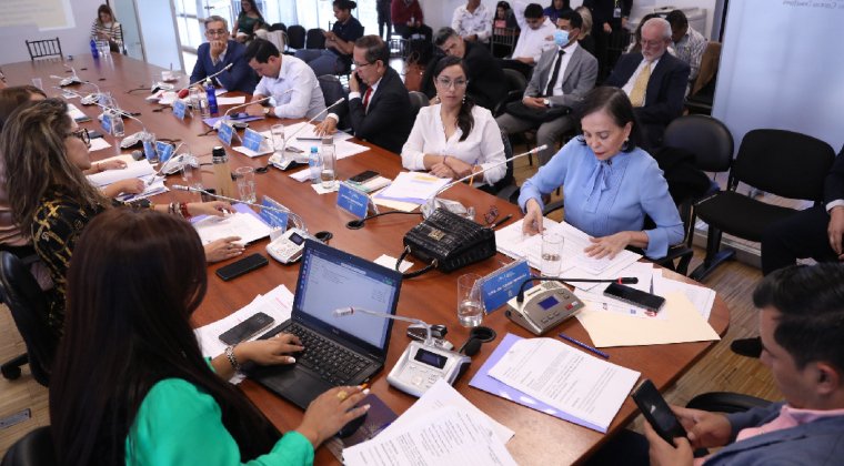 Gobierno paga USD 42,5 millones a dializadoras, pero gremio dice que la deuda persiste Para la Asociación Nacional de Clínicas y Hospitales Privados del Ecuador (ACHPE), el pago de USD 42,5 millones para dializadoras es insuficiente. acortar.link/SZuLB8