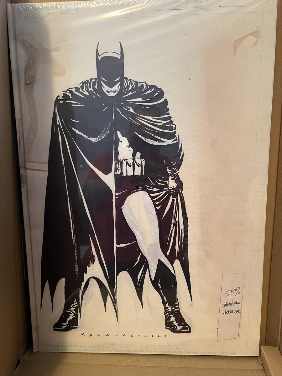 HistoryJoseDLT's tweet photo. Holy, wow! My #Mazzucchelli holy tablet arrived! Batman: Year One Artist Edition! I’ll be lighting candles and sacrificing chickens 🐓. 😋(No chickens were sacrificed in the making of this tweet) @MitchGerads @Clay_Mann_ @GregCapullo @Ssnyder1835 @TomKingTK @Danmora_c @mikeljanin https://t.co/xpt1lfCiKl