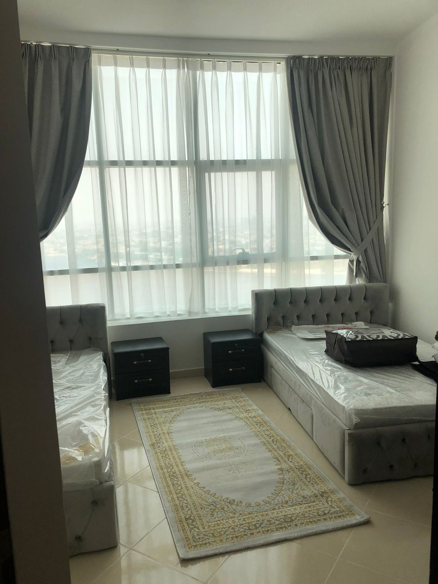 للإيجار عجمان أبراج أورينت تاور شقة 2 غرفة اطلالة بحرية بنور أمية مفروشة بالكامل مع كامل التجهيزات . تحتوي على 2 غرفة 2 حمام مع الشوار صالة مطبخ موقف خاص الإيجار مفروش 6500 شامل الكهرباء والماء والصرف الصحي والانترنت التأمين / 2000 درهم للتواصل اتصال 0522503544 واتساب 0527285206