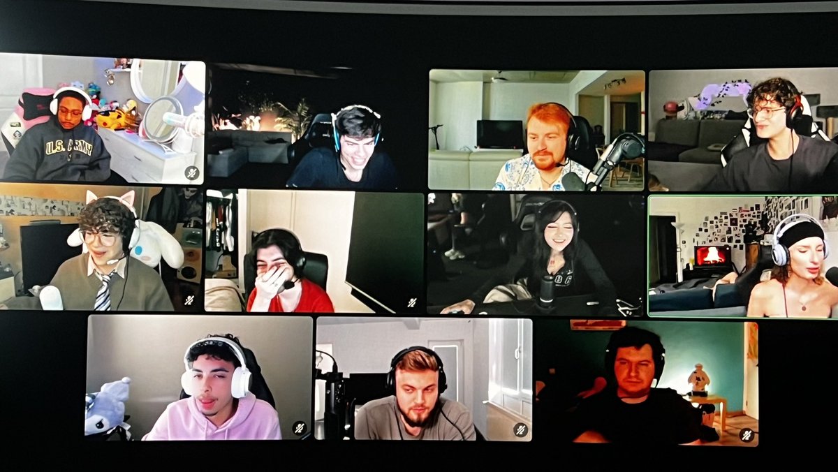 keanu_qu's tweet photo. not me opening this stream and seeing @gaymerboyjax @Hakan_D_Hanyou and @menorahsmind lmaooo https://t.co/btEnuL48hE