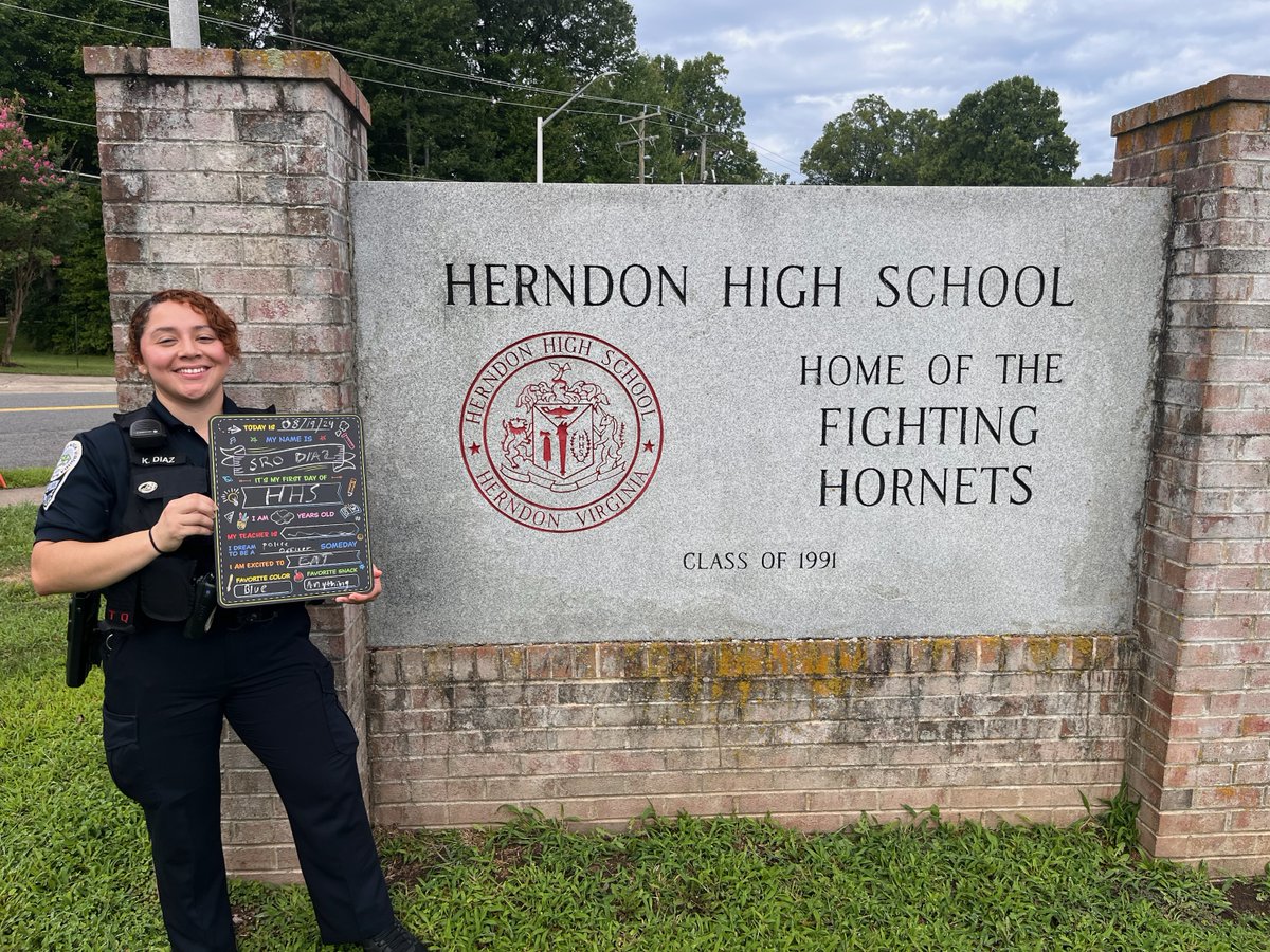 Do you know our SRO? Meet Officer Diaz! She is entering her second year as SRO here in Herndon. She spends most of her time between Herndon Middle and High Schools, but loves to spend time in the elementary schools, too! Have a great year, SRO Diaz! 
🍎✏️📓🫶