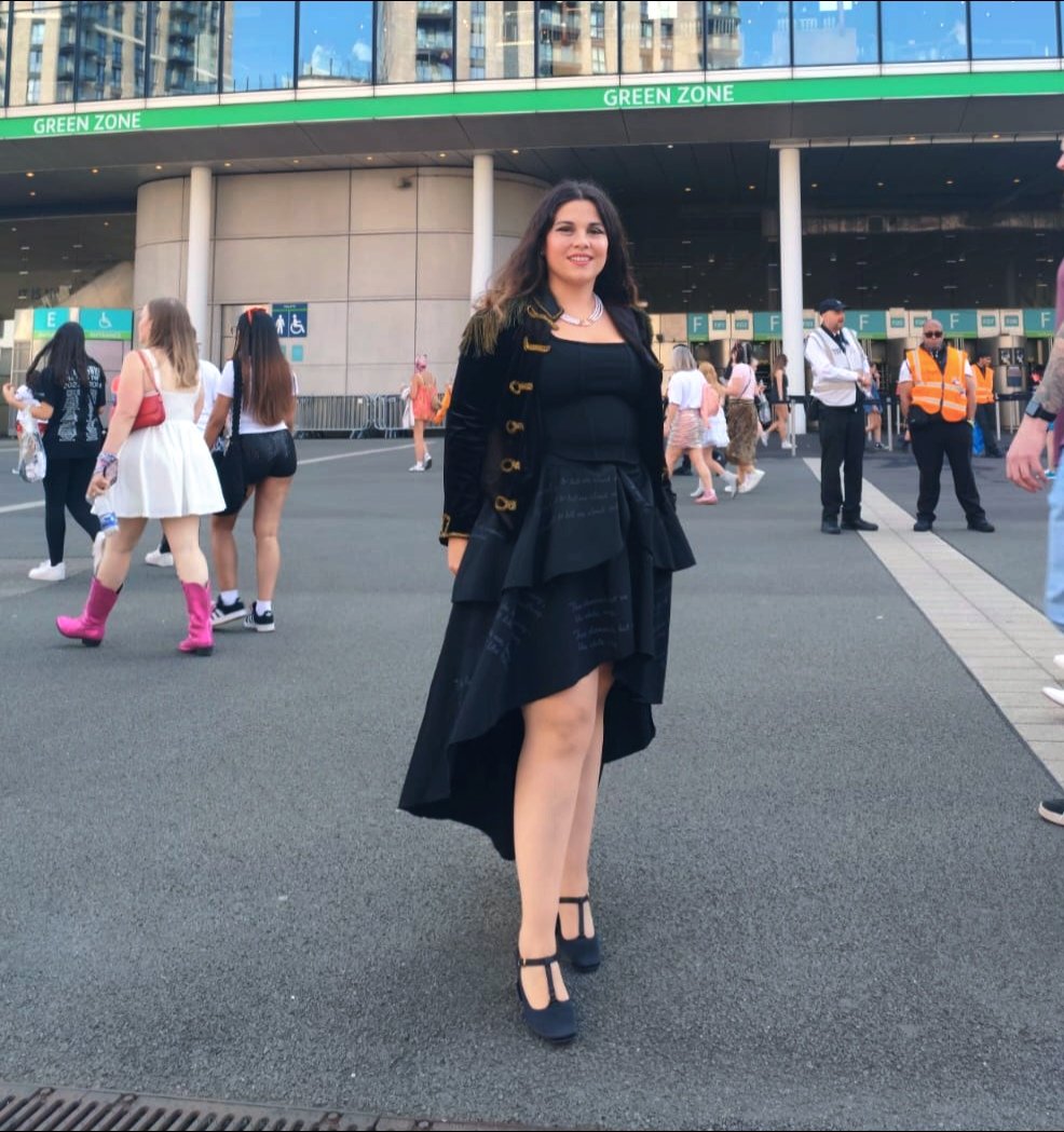 daviniabelora13's tweet photo. "August slipped away into a moment in time 
'Cause it was never mine" 🌻🍃
The Eras tour is ending and I just want to keep these moments in my mind 🤍
 #LondonTSTheErasTour #TSTheErasTour 
@taylornation13 https://t.co/PLxKfpTx25