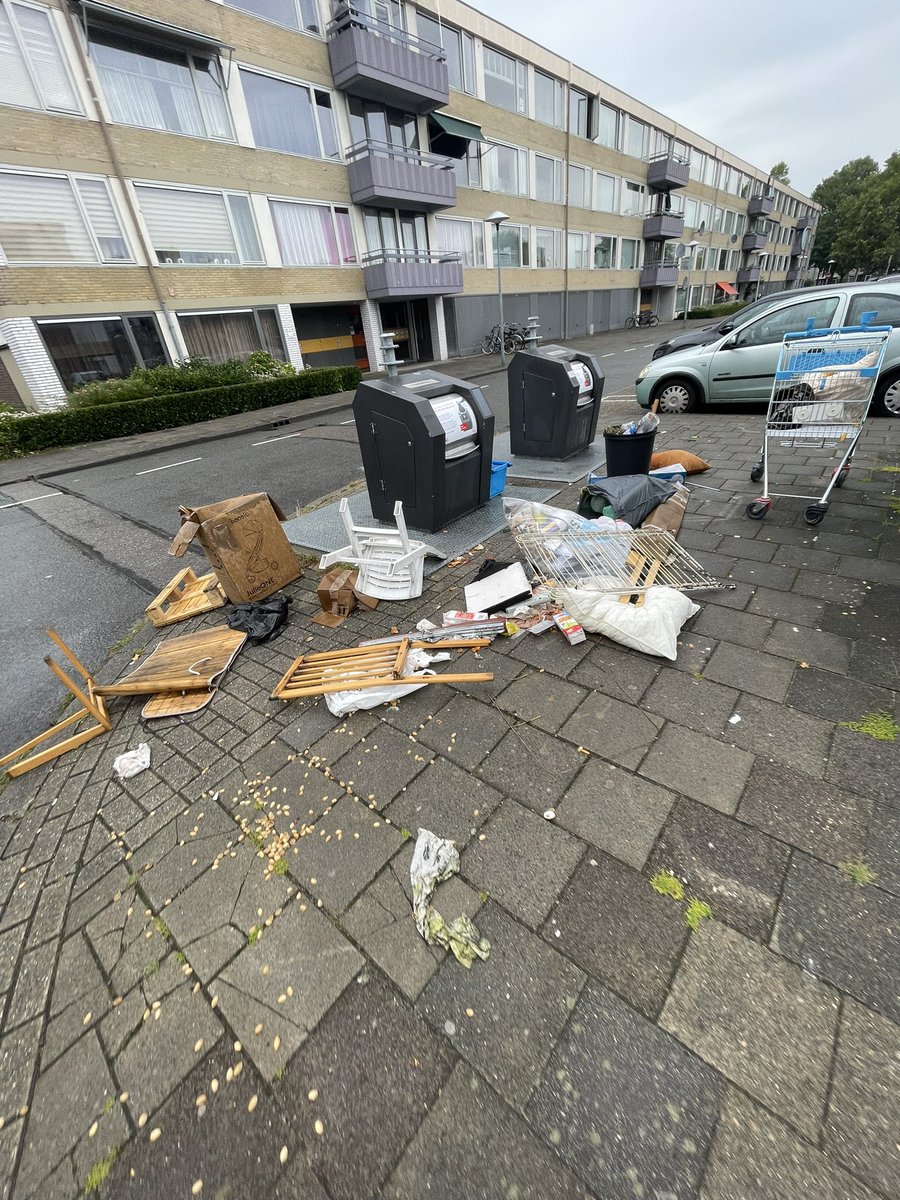 peterweldam's tweet photo. @GemeenteUtrecht dit is toch niet normaal op de theemsdreef? En de oudjes maar opruimen. Kinnen hier geen camera’s oid geplaatst worden? https://t.co/Cut2jA7ELk