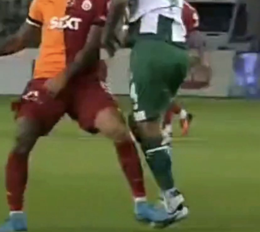 HulusiBelgu's tweet photo. HAK EDEN KAZANSIN !
Bu sezon yalnızca futbol konuşmak istediğimizi deklare ederek başladığımız Süper Lig’de ne yazık ki yine yaşanan olayları ve tutarsız hakem kararlarını konuşmak zorunda kalıyoruz. 

Özellikle bu hafta Fenerbahçe taraftarının İzmirde maruz kaldığı eziyet ve Başkanımıza yapılan saldırıyı  büyük bir üzüntü ve kızgınlıkla karşıladığımızın altı çizeriz.

 2024-2025 sezonu ilk haftası hakem performansı ve davranışlarının karşılaştırmalarını sizlerle paylaşmıştım. Ligin ikinci haftasında da yine bir takım lehine kart ve kararlar noktasında ağır tutarsızlıklar yaşandı. Türkiye Futbol Federasyonu’nu adaletli hakem yönetimini sağlayana kadar bu paylaşımlarımız devam edecek. 

2.HAFTA

1.Mauro Icardi, topsuz alanda rakip futbolcuya iki kere çelme takmasına ve bu olay hakemin görüş açısında olmasına karşın iki pozisyonda da sarı kart ile cezalandırılmadan haftayı kapattı(!)