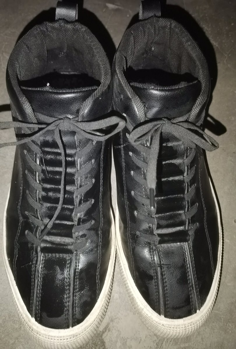 几天闻不到邻居顺丰小哥的味道就浑身难受，门口摆了一堆鞋，每次都要把手伸进去挨个摸鞋垫，哪双是潮湿的就证明是当天穿的新鲜的，今天这双有点脏，简单用舌头帮他清理一下，顺便撸一发，小哥鞋里的味道真是绝了，我可太爱这个味道了…