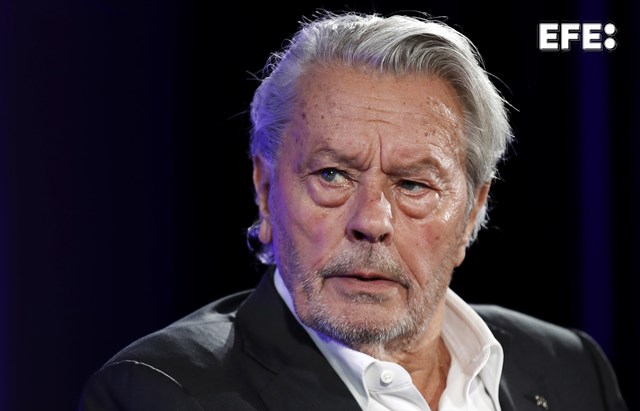 EFEnoticias's tweet photo. El perro de Alain Delon no será sacrificado, en contra de los deseos del actor.
https://t.co/XfJbY2PjIe https://t.co/dq8UQresOC