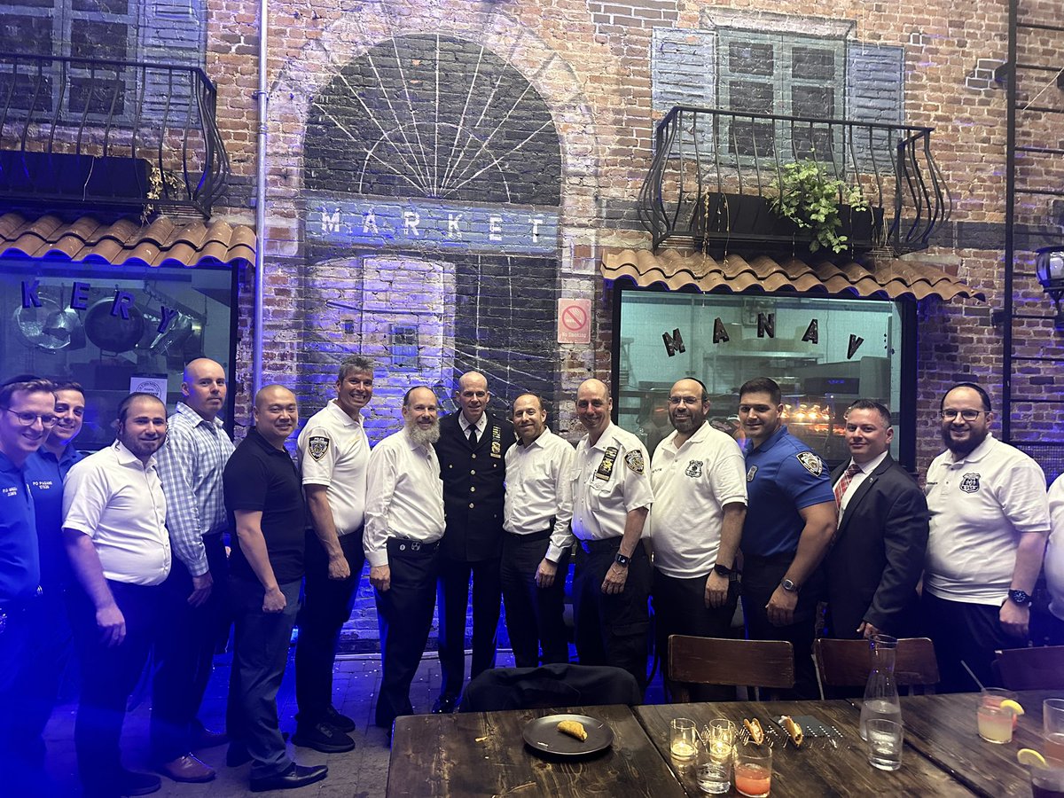 NYPDBklynSouth's tweet photo. Boro Park Shomrim is an organization that works tirelessly &amp; courageously to ensure our neighborhoods' safety. They are true partners who make our job profoundly easier. I was honored to be recognized alongside my 'no. 3 hitter,' LSA Ira 'Yitzy' Jablonsky. Meep up the great work! https://t.co/XC12us8my2
