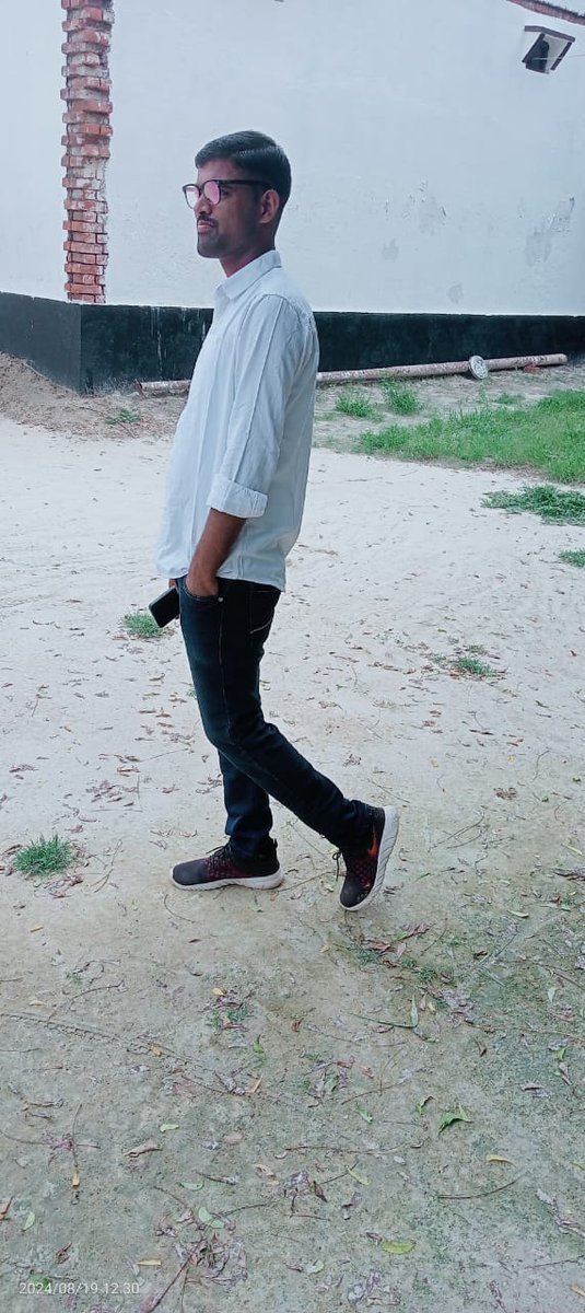 SunilKu93089361's tweet photo. जिंदगी की हर ठोकर ने एक ही सबक सिखाया हैं, रास्ता कैसा भी हो सिर्फ़ अपने पैरों पर भरोसा रखो...!! https://t.co/0wTyysKX4G