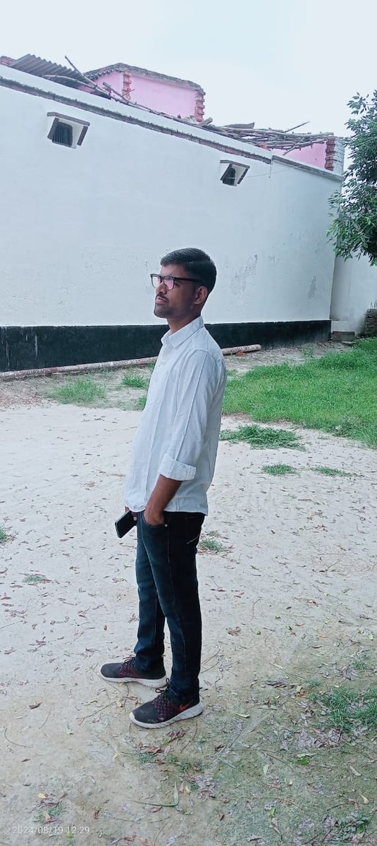 SunilKu93089361's tweet photo. जिंदगी की हर ठोकर ने एक ही सबक सिखाया हैं, रास्ता कैसा भी हो सिर्फ़ अपने पैरों पर भरोसा रखो...!! https://t.co/0wTyysKX4G