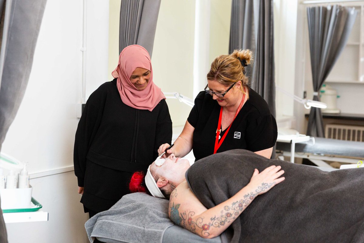 coleggwent_cym's tweet image. O Gynnal a Chadw Merched Cerbydau i Hyfforddiant Campfa, mae yna ystod eang o gyrsiau rhan-amser yn cychwyn y mis hwn! 🏋️🚗 🔧 
 
Cymerwch y cam nesaf hwnnw ymlaen tuag at eich #gyrfa, #prifysgol newydd neu gwrs arall 💫

Sicrhewch eich lle ⬇️ 
coleggwent.ac.uk/our-courses/pa…