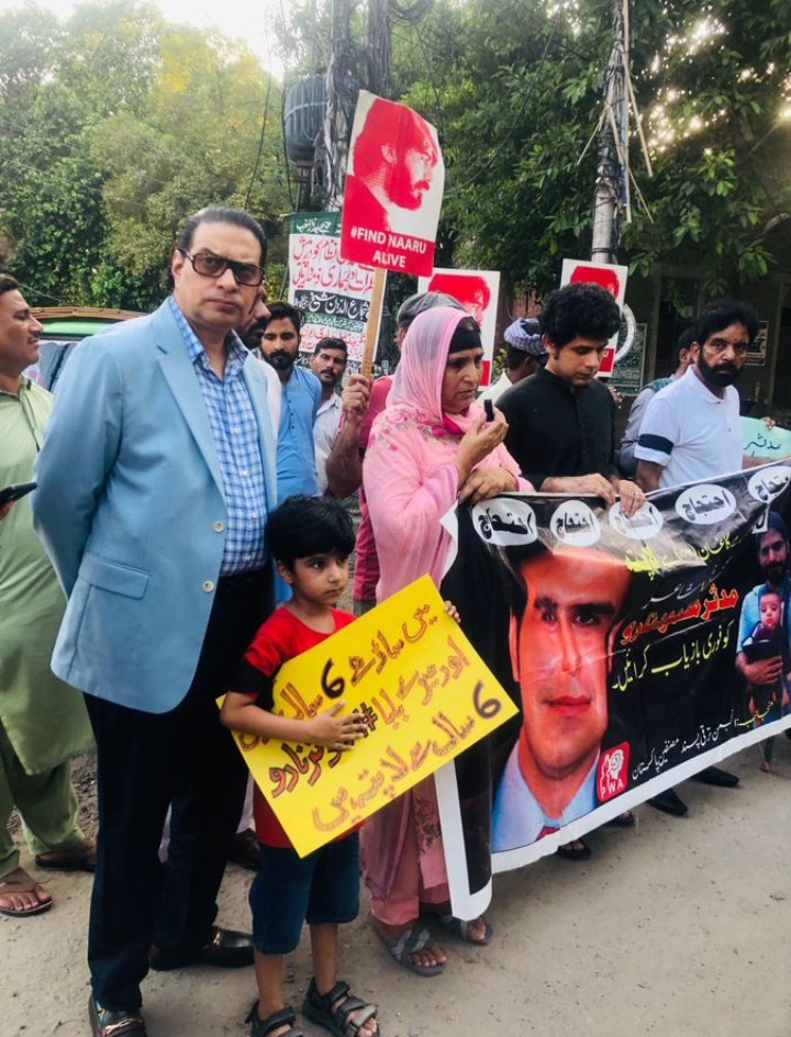 Skiper786's tweet photo. اس معصوم بچے کے والد  جوکہ صحافی تھے انکو تب اغواء کیا گیا جب اسکی عمر 6 ماہ تھی 
آج یہ بچہ 6 سال کا ہوگیا اپنے والد کی بازیابی کا بینر اٹھائے اسلام آباد میں کھڑا ہے 
شکریہ بیرسٹر سلمان اکرم راجہ جو آپ بلوچوں کے ساتھ جاکر کھڑے ہوگئے https://t.co/mZJQK756y1