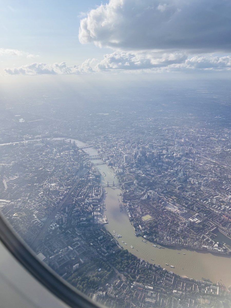 flyfreqOneWorld's tweet photo. This never gets old, no matter how many times I see it. The patchy fields and moments later the glamour of London. In a way, it tells me I am coming home.
#home #england #britishairways https://t.co/GrYUXfcCcj