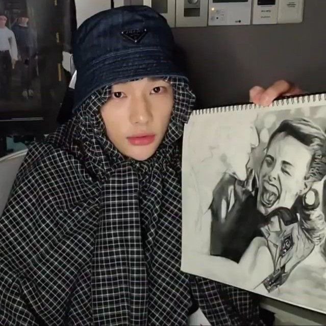 revehwangs's tweet photo. hyunjin core 🧑🏻‍🎨 https://t.co/YK6rOOlXme