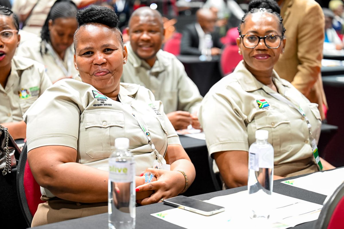 djvuslo's tweet photo. #HSRC hands over a report detailing interventions for KZN government to tackle food security challenges. This took place during the #ExtensionIndaba at the Dbn's Olive Convention Centre. Zululand uMkhanyakude districts were cited as having dire food shortages despite owning land https://t.co/MTcUTzN74D