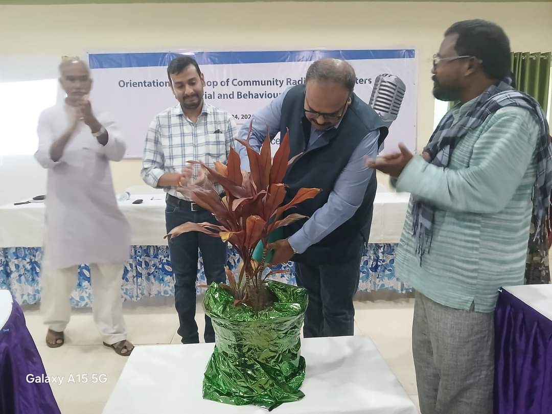 ShahAnsariLive's tweet photo. Young India and UNICEF launched a 5-day long orientation workshop for community radio broadcasters at Yatri Niwas, Konark. 50 broadcasters from 25 different community radio stations hv joined.#CommunityRadio #CommunityRadio4Change @UNICEFIndia @YoungIndiaIN @chillsugata https://t.co/ujw54CeKdI