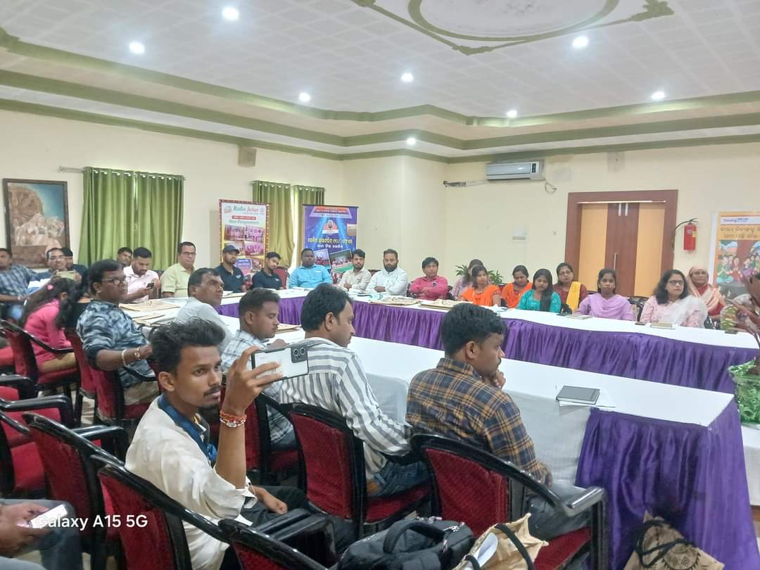 ShahAnsariLive's tweet photo. Young India and UNICEF launched a 5-day long orientation workshop for community radio broadcasters at Yatri Niwas, Konark. 50 broadcasters from 25 different community radio stations hv joined.#CommunityRadio #CommunityRadio4Change @UNICEFIndia @YoungIndiaIN @chillsugata https://t.co/ujw54CeKdI