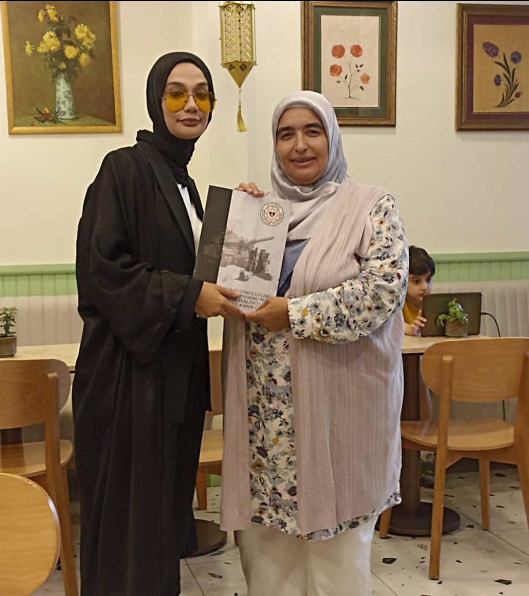 28subatgonullu's tweet photo. Platform Başkanımız Şerife KAYA Gazeteci/Yazar Esra ELÖNÜ'yü ziyaret edip kendisine "28 Şubat Gönüllüleri Platformunun Tanıtımı, Faaliyetleri ve Rapor Özeti" çalışmamızı ve Memur_Sen Konfederasyonu ile gerçekleştirdiğimiz "Çalıştay Raporunu" takdim etmiştir. Esra Hanım'a göstermiş olduğu samimiyeti, nezaketi ve misafirperverliği için teşekkür ediyoruz. @elonue @RTErdogan @_aliyalcin_