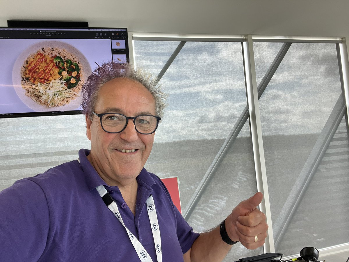 DPIXCREATIVE's tweet image. Day 1 back shooting my fave thing and we’ve managed to connect to the big TV - don’t look in the background but I think that one of the chefs hat has just blown off 😜
Love my job
#locationphotography
#foodphotography
#foodphotographer