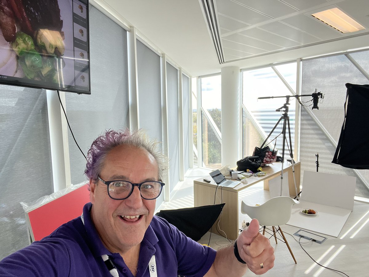 DPIXCREATIVE's tweet image. Day 1 back shooting my fave thing and we’ve managed to connect to the big TV - don’t look in the background but I think that one of the chefs hat has just blown off 😜
Love my job
#locationphotography
#foodphotography
#foodphotographer