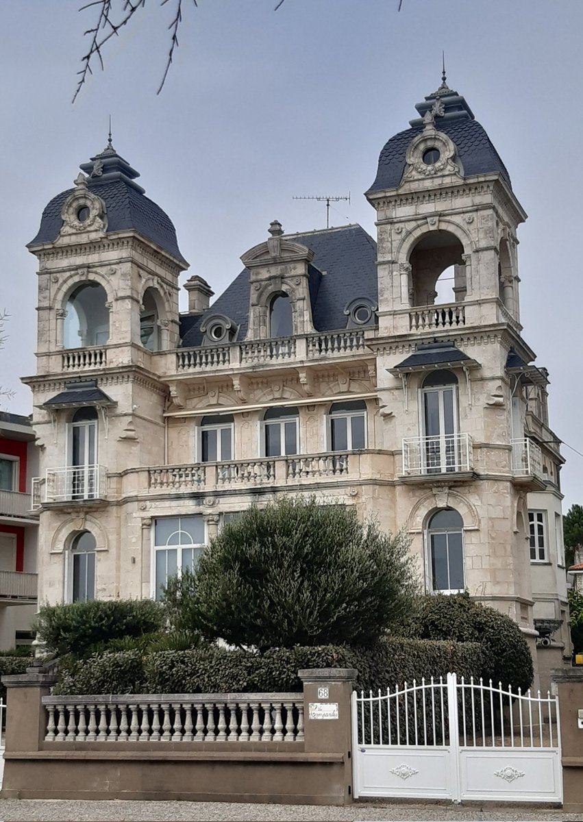 BrdxBrigitte's tweet photo. Le mélange des architectures sur le front de mer à Royan est étonnant, mais tout se marie sans problème et c'est magnifique. Nouveau clin d'oeil à @cyleix 😉 https://t.co/mEhjkmw32p