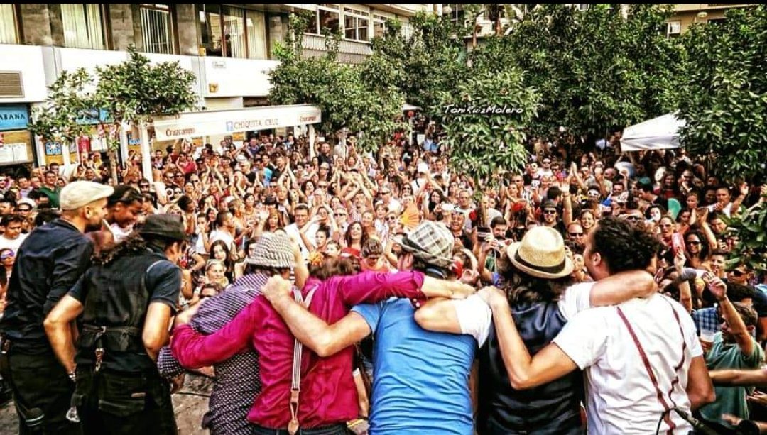 malagacuriosa's tweet photo. Hubo una Feria de Málaga donde la Plaza las Flores era un lugar abierto a todo aquel que quisiera pasar un buen rato, una Plaza donde cada día la Free Soul Banda tocaba temazos variados que junto a su simpatía, te hacían echar brutales momentos con amigos y desconocidos.... https://t.co/BdiHKJLiw2
