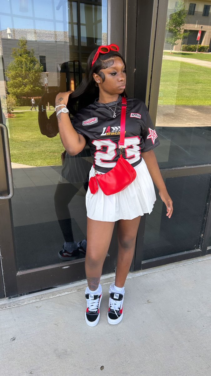 naeethecomedian's tweet photo. first day of college🥹👩🏾❤️💋👩🏾’ #PrettBadAsss #college #오사카낭만보이_사히야_생일축하해 https://t.co/2bbNm36L6I