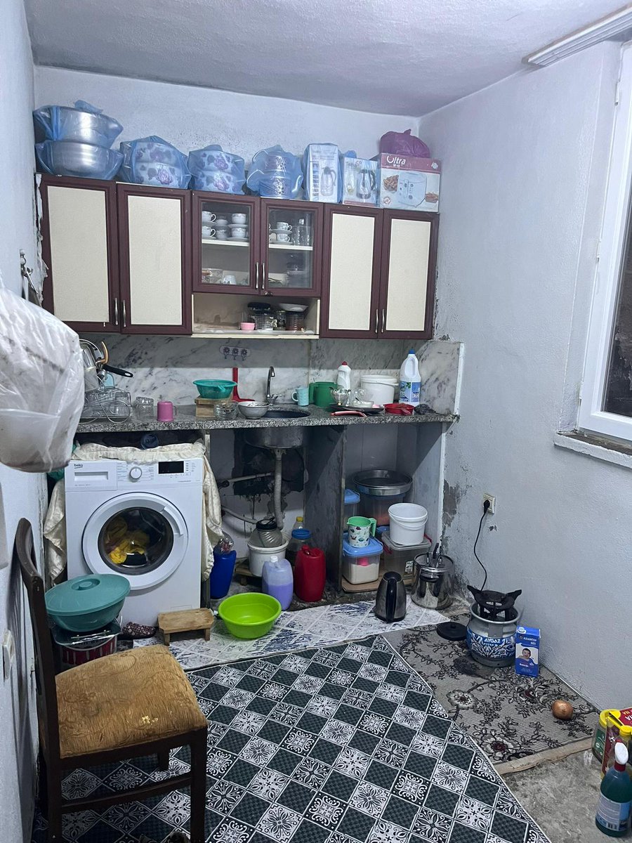 Help_Mazlum1's tweet photo. ÖNEMLİ 📌 
Bu paylaşımı gören herkesten Rt desteği rica ediyorum...🤲
Bu mağdur ailemiz çocuklu-kiracı ve babanın kronik hastalığı var maalesef çalışamıyor. Evin ve eşyaların hali ortada. Anne tek başına eve bakmaya çalışıyor. Ailenin çok acil: kira, gıda, ev araç gereçleri ve çocuklar için kıyafet ihtiyaçları var 🤲 (Derneğimiz aracılığıyla aileyi birebir ziyaret ederek yardımlarınızı kendi ellerinizle de yapabilirsiniz) Yardım ve detaylı bilgi için iletişim: DM