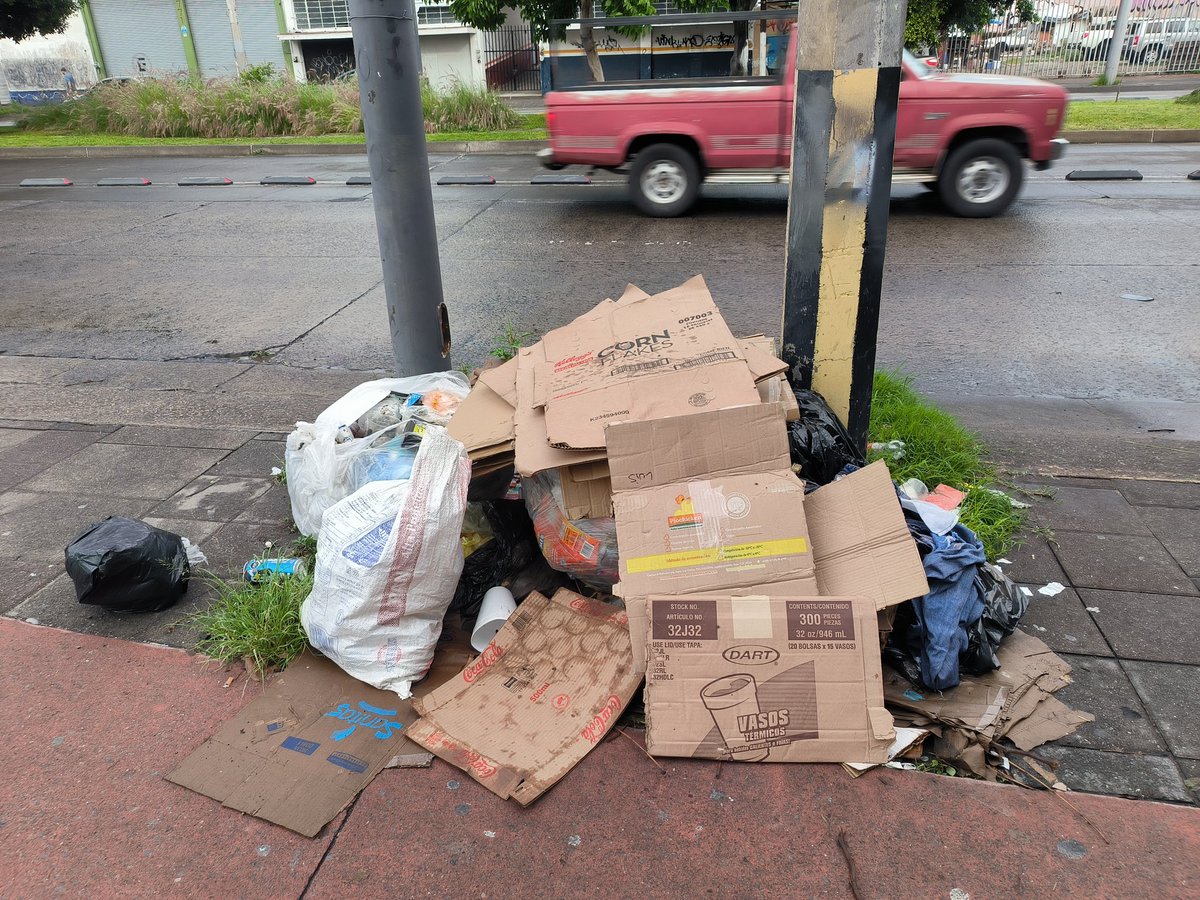 adanconacento's tweet photo. @felixgastelum1 Buen día! Solicitando tu apoyo con esta acumulación de basura, a ladito del cruce de la gasolinera de Eulogio Parra y la Calzada Independencia, de antemano gracias https://t.co/JRIN9KbFcX