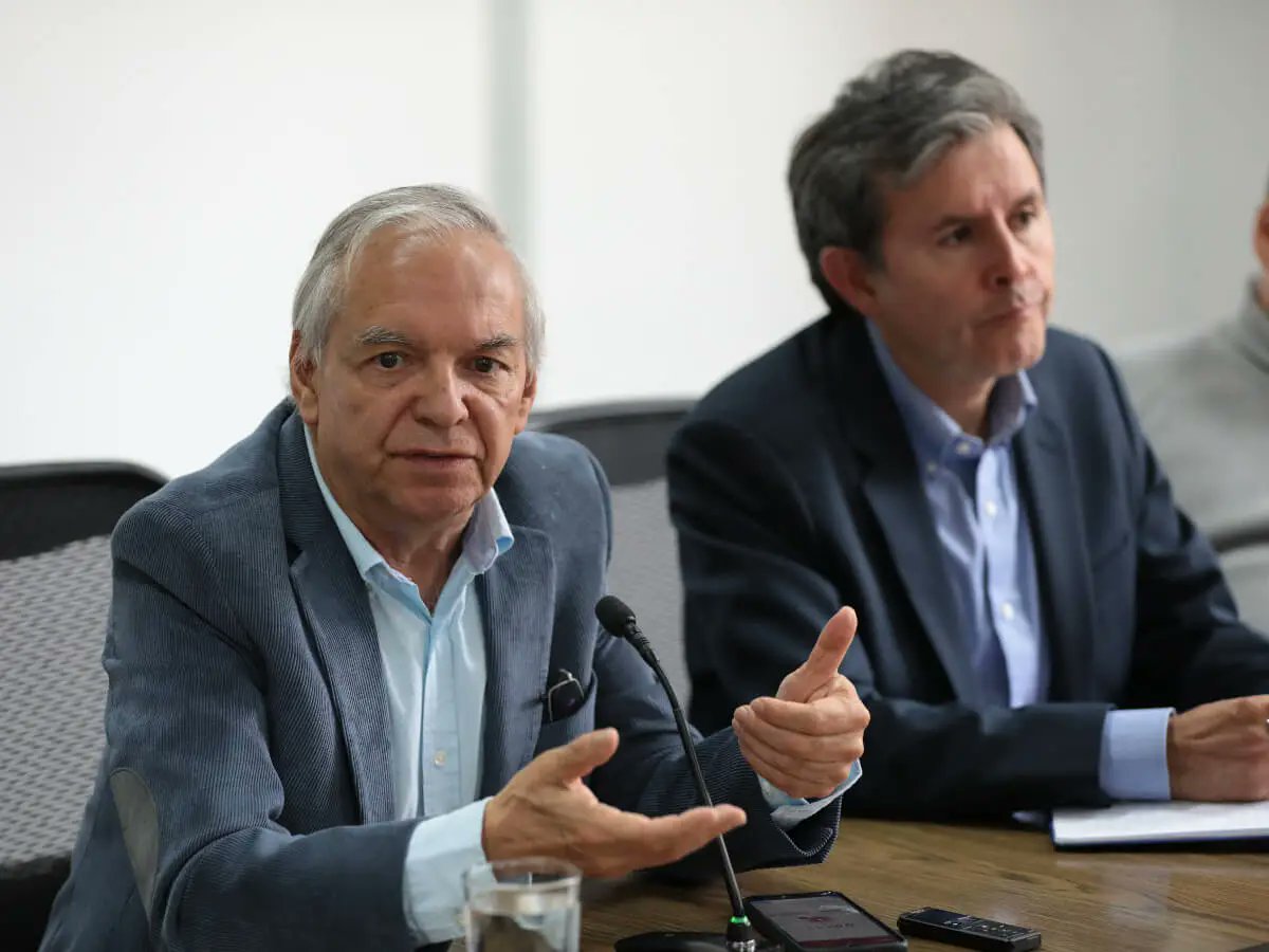 lasillavacia's tweet photo. 💰El gobierno de @petrogustavo enfrenta una posible crisis presupuestal.

🕳️Su presupuesto para 2025 está desfinanciado en $12 billones de pesos, según sus cuentas. El @ofiscalpuj y el @IEBancodeBogota advierten que el hueco es mayor: de entre $31 y $40 billones.

Va hilo🧵 https://t.co/IynRoceDZ8