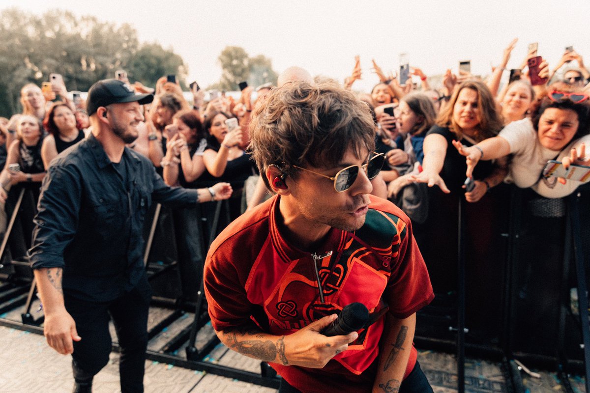 mloucember's tweet photo. "We had the chance to discover Louis Tomlinson on stage. We must admit we didn’t really know him,we´re a little doubtful abt seeing a former member of 1D and yet LT is definitely one of our great discoveries+  
https://t.co/CxDHJ3M7tz
#CabaretVert 
#LTFestivals24
#LouisTomlinson https://t.co/SdE8VfdpqP
