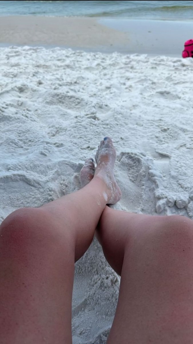 bearfootsies's tweet photo. BEACH DAY !  #beachday #summer #beach #feet #feetpic #Bluetoes #toes #soles https://t.co/iIUPriEIax