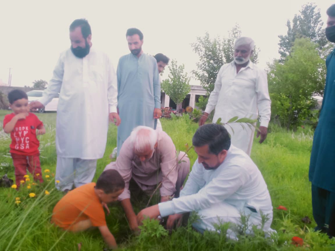 TTKPakistan's tweet photo. چئیرمین تحریکِ ترقی و کمال فرخ بشیر @furrukh60  نے آج #TTK کی ملک گیر مہم #Plant4Pakistan کے تحت اسلام آباد میں شجرکاری کا باقاعدہ آغاز بچوں کو اسکی ترغیب دے کر کیا۔ اس موقع پر جنرل سیکریٹری بلال علوی @GeneralSecTTK اور نمائیندہ براۓ امورِ نوجوانان @KhalilSamdani نے بھی درخت لگاۓ https://t.co/S6vq5H8WPT