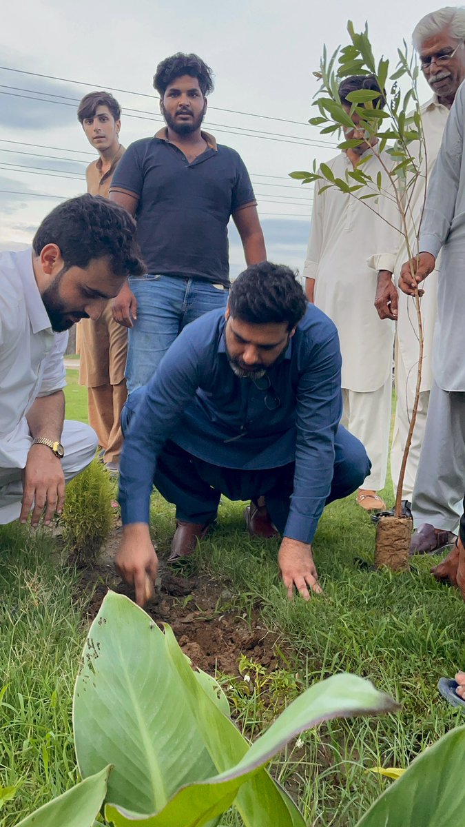 TTKPakistan's tweet photo. چئیرمین تحریکِ ترقی و کمال فرخ بشیر @furrukh60  نے آج #TTK کی ملک گیر مہم #Plant4Pakistan کے تحت اسلام آباد میں شجرکاری کا باقاعدہ آغاز بچوں کو اسکی ترغیب دے کر کیا۔ اس موقع پر جنرل سیکریٹری بلال علوی @GeneralSecTTK اور نمائیندہ براۓ امورِ نوجوانان @KhalilSamdani نے بھی درخت لگاۓ https://t.co/S6vq5H8WPT