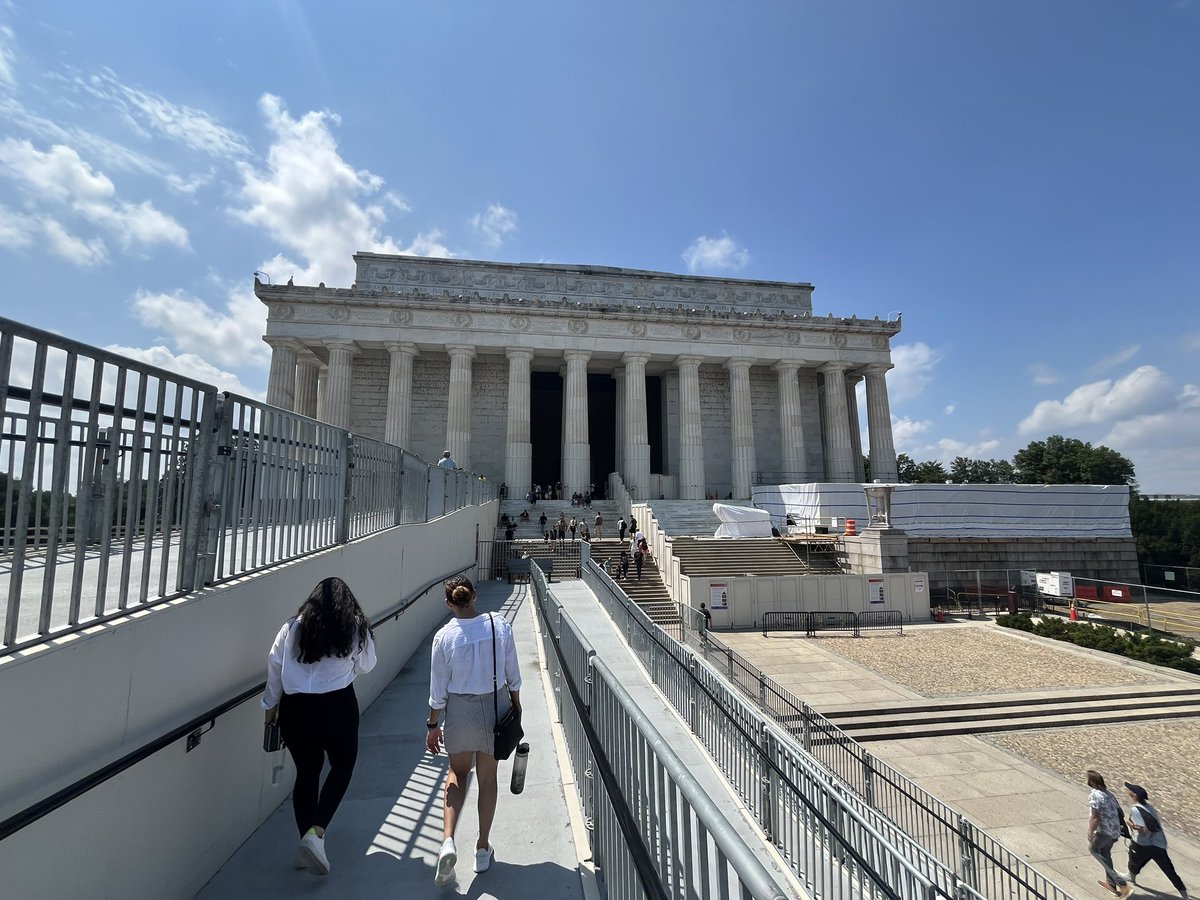 Laura_Vasquez14's tweet photo. Postal desde Lincoln Memorial, en construcción https://t.co/PLffvFVeWV