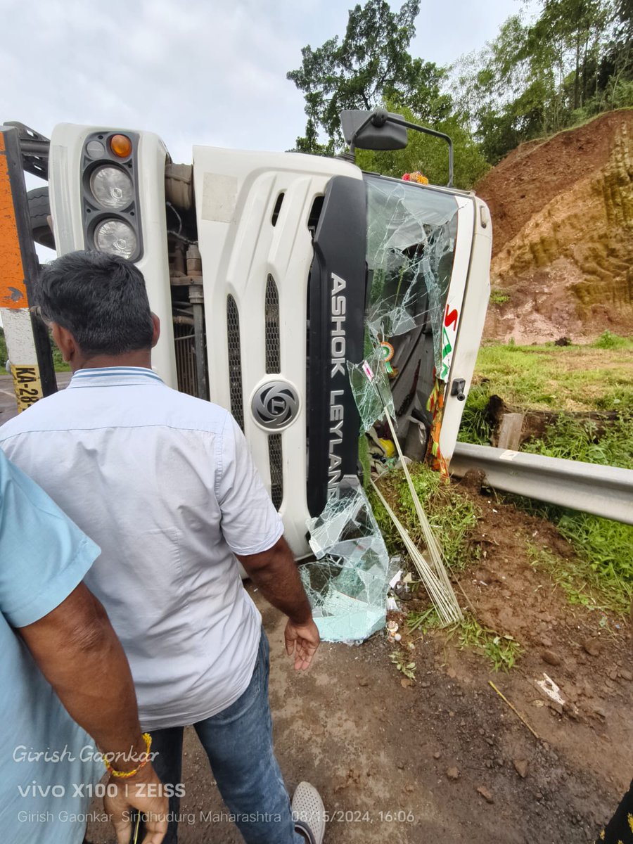 NikhilG09's tweet photo. incident happnd at Mumbai-Goa highway at my house as there is 90° curve. Since the devlpmnt of NH, 9 deaths have taken place. Not a single step has been taken to curb such accidents. Authorities have turned a deaf ear twrds our demand. @nitin_gadkari @MORTHIndia @msrtcofficial https://t.co/q5sssa5L6X