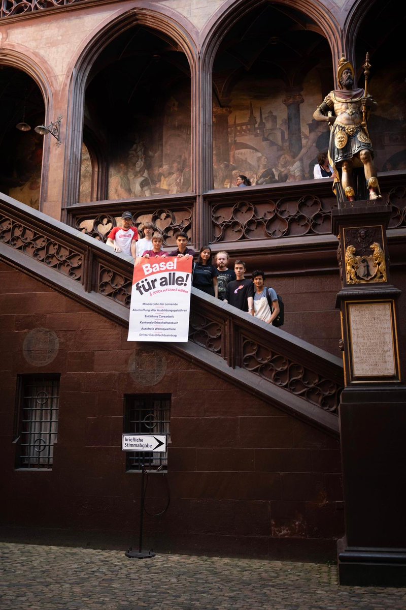 Wir haben heute unseren Wahlkampf lanciert. Hierfür nagelten wir symbolisch die Hauptforderungen aus unserem Wahlmanifest ans Basler Rathaus, der Ort, an den unsere 16 JUSO Kandidat*innen hinwollen.
