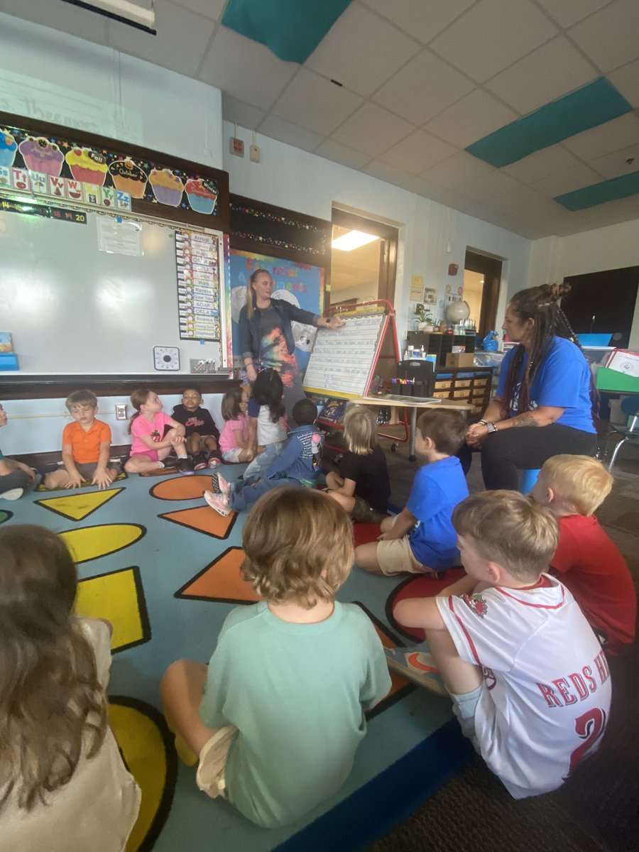 Morning Meetings are in full effect in kindergarten! 🌟 Building community and fostering positive interactions set the tone for a successful day. #ResponsiveClassroom #Latepost <a href="/brynn_kardash/">Brynn Kardash</a> <a href="/Mrs_Lovan/">Mrs. Lovan | School Social Worker</a> <a href="/GWJulian57/">George W. Julian School 57</a> <a href="/IPSSchools/">IPS</a>