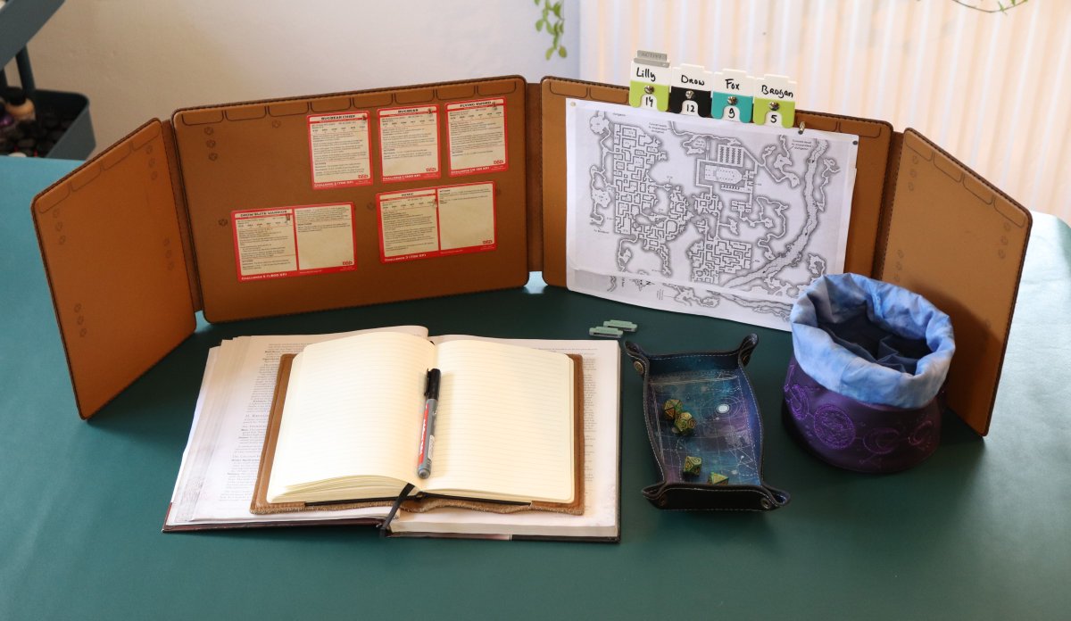 SpeechlessBard's tweet image. Full-size prototype of our leather DM screen!

📏Modular system where you can use as many small/large panels as needed to fit your table
🧲Hidden magnets to attach notes/reference cards (possible on DM ánd player side)
➡️Magnetic initiative tracker on top
☠️Condition markers WIP