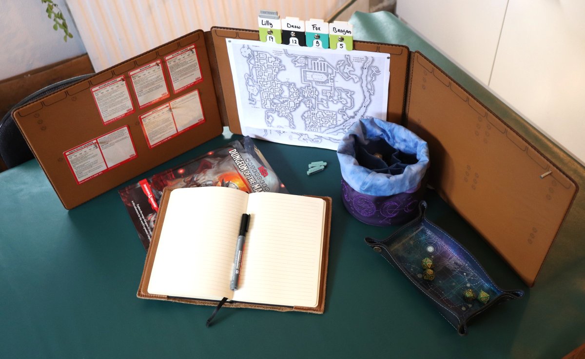 SpeechlessBard's tweet image. Full-size prototype of our leather DM screen!

📏Modular system where you can use as many small/large panels as needed to fit your table
🧲Hidden magnets to attach notes/reference cards (possible on DM ánd player side)
➡️Magnetic initiative tracker on top
☠️Condition markers WIP