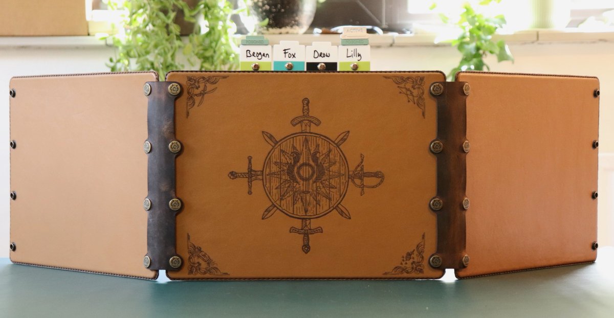 SpeechlessBard's tweet image. Full-size prototype of our leather DM screen!

📏Modular system where you can use as many small/large panels as needed to fit your table
🧲Hidden magnets to attach notes/reference cards (possible on DM ánd player side)
➡️Magnetic initiative tracker on top
☠️Condition markers WIP