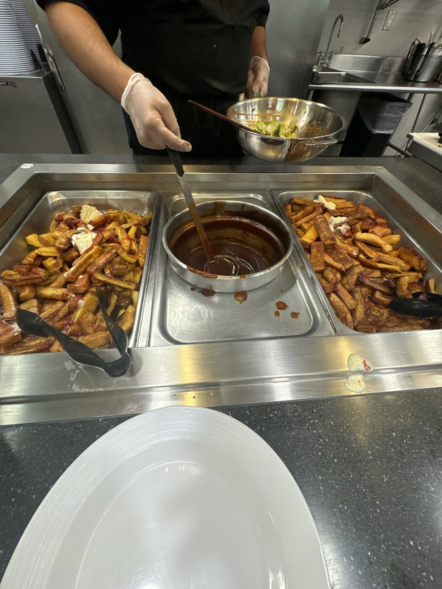 mouk_mbng's tweet photo. This is where our tuition?? going MSc serving French toast and barbecue😂 https://t.co/SeqgkHePbS