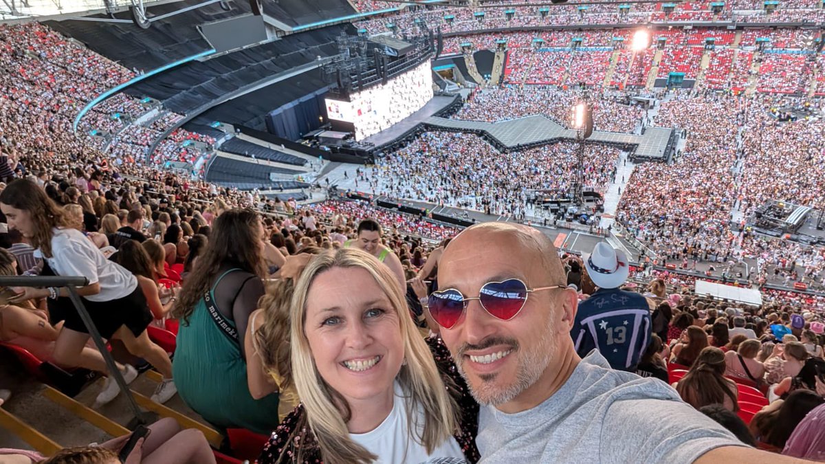 vickistavrou's tweet photo. Eras Tour London -  best night ever!! https://t.co/9GvY8zQGzA