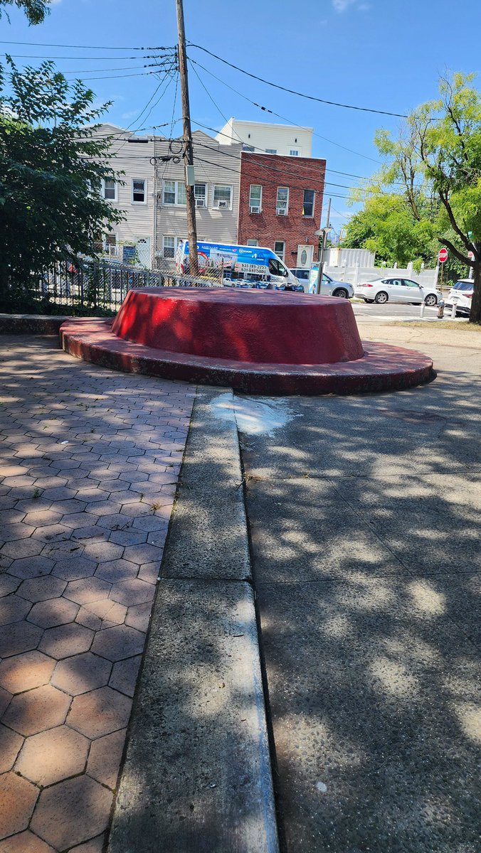 BobHoldenNYC's tweet photo. Thank you to Jacqueline from @aceprogramsny for heading over to the Red Circle to remove the graffiti! We’ve also reported it to the precinct for investigation.
We’ll keep an eye on this area and the entire district. Keep sending us locations that need attention! https://t.co/6UjH062XaE