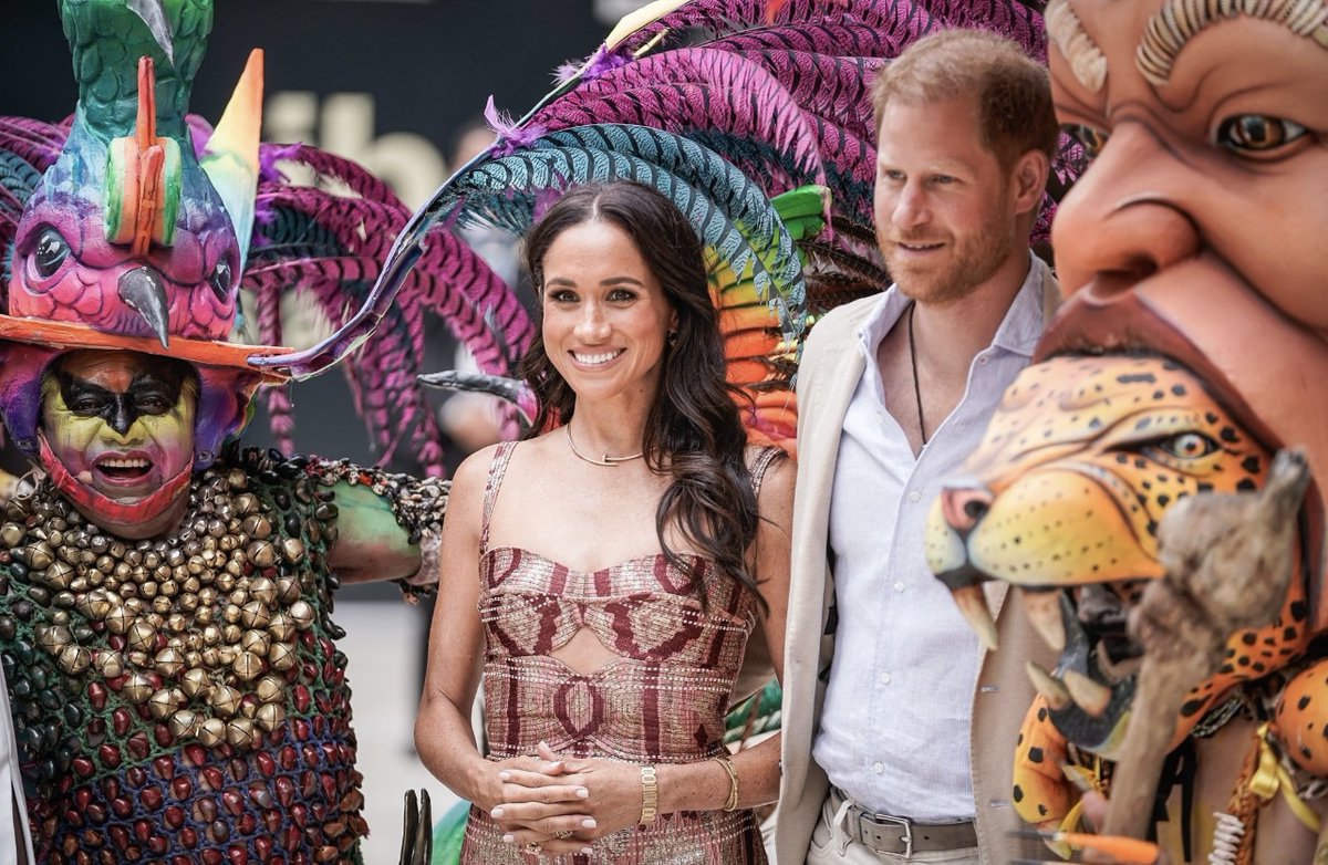 RVealingthenarc's tweet photo. It’s wild how Meghan Markle always manages to find the camera while everyone else is oblivious. That kind of attention-seeking radar is a real talent… #MeghanMarkle #AlwaysInFocus #SpotlightSeeker #CameraObsessed https://t.co/4YTh2fBEF8