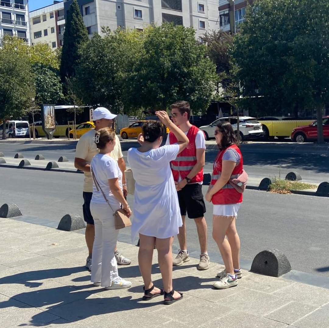 GencChpKadikoy's tweet photo. CHP Kadıköy İlçe Gençlik Kolları olarak Marmara Üniversitesi önünde gençlik standı kurduk.

Üniversite hayatlarına Marmara Üniversitesi’nde başlayacak öğrenci arkadaşlarımızla sohbet ederken aynı zamanda standımıza ilgi gösteren vatandaşlarımızla da görüştük. https://t.co/zeQUYocHBv