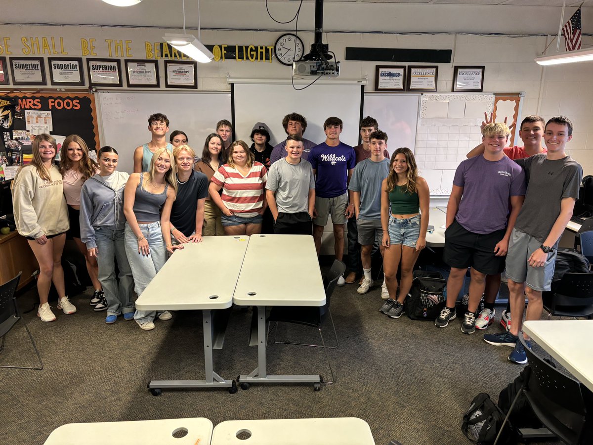 MrsDFoos's tweet photo. Having a FABULOUS #pcr3firstday! Twinning with Mrs. Dickson, newspaper staff is a stellar collection of students, PLT is back as JUNIORS, and yearbook editors are already leading class. https://t.co/fuFG1oLXst