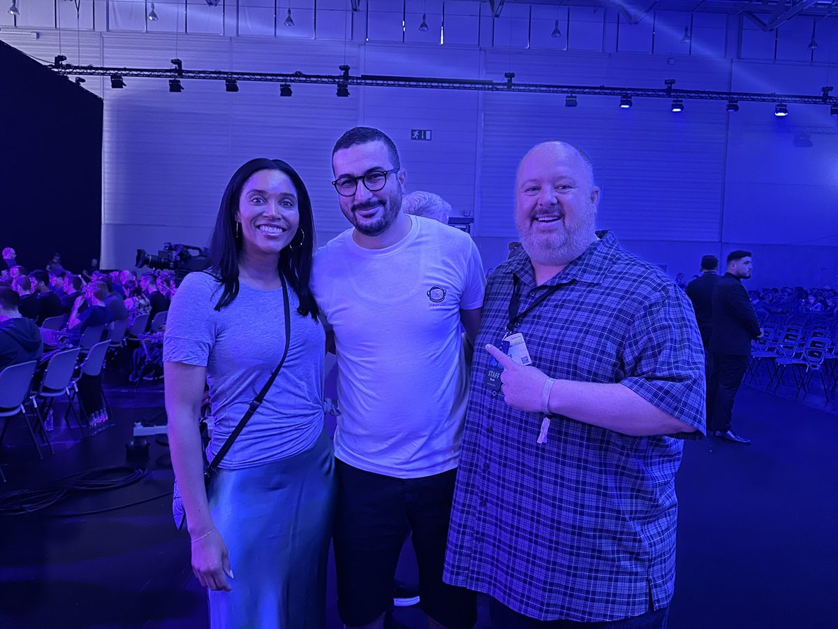 PersyMan_Gaming's tweet photo. Hello, Gamescom and Germany! It’s great to be here with the two amazing leaders from Xbox, @aarongreenberg and @BondSarah_Bond ❤️❤️ https://t.co/lY5QT0p4aa
