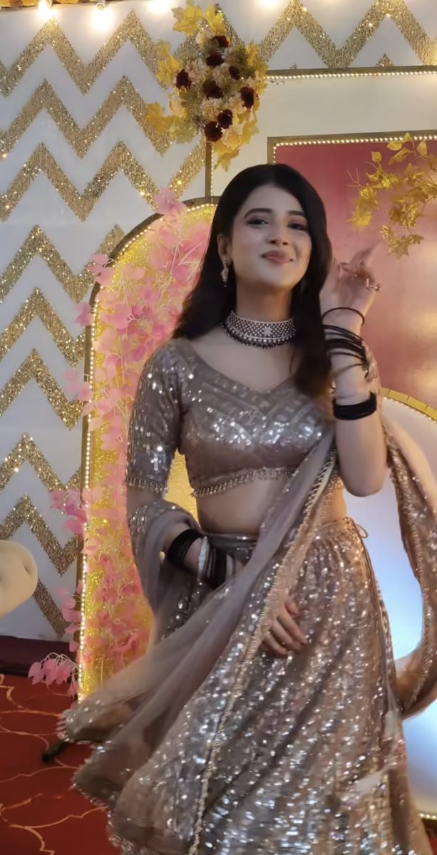 abhimaaans's tweet photo. I AM IN LOVE WITH THIS LOOK SHE IS SO DAMN PRETTYYYYY UGHHHHH https://t.co/OtSmfruPOJ